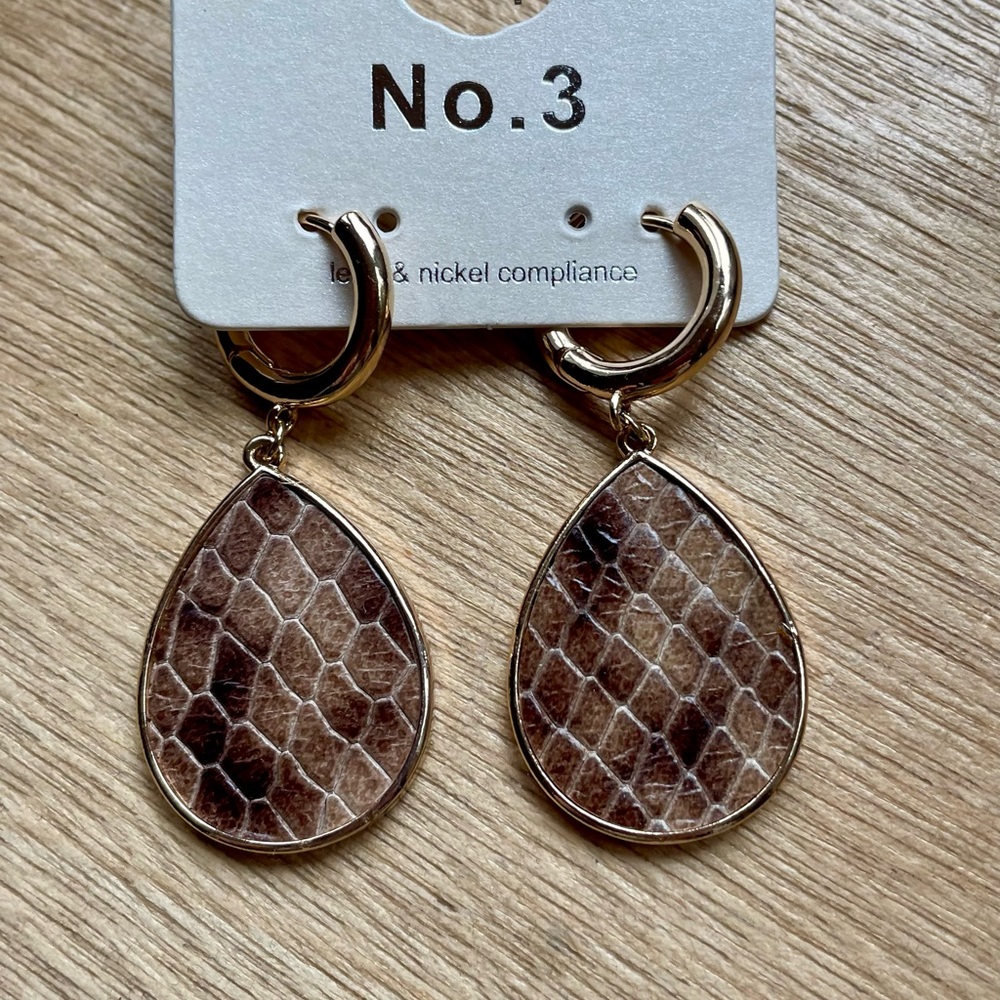 Genuine Leather Teardrop Earrings. 👂💍